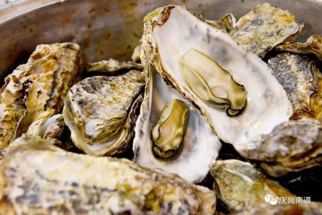 海鞘拌饭就是用巨济产海鞘与香油,海苔拌匀之后制成的低温发酵拌饭