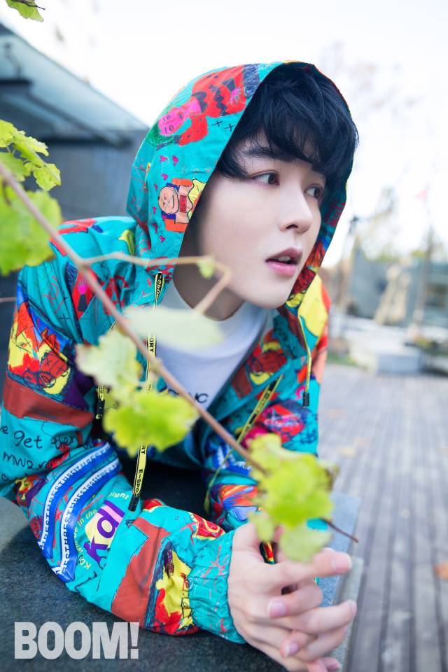 戴景耀初冬街拍 市井流年中尽显翩翩风采