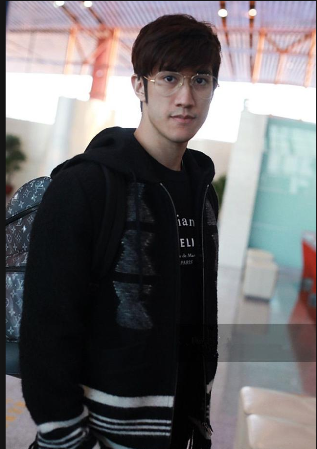 李治廷也是圈内出了名的有钱人,小学和中学念的都是大名鼎鼎的贵族