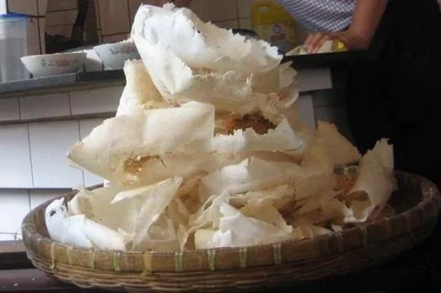 家家户户都要备好风枵,有的自己做,有的请人做,因糯米饭糍干摊得形如