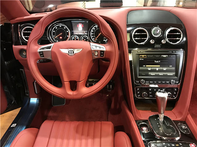 2018款宾利飞驰v8s豪华轿车黑色外观红色内饰