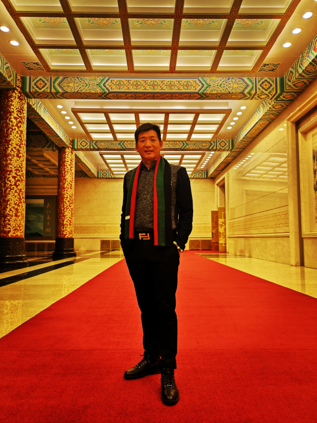 导演张一鸣应邀参加庆祝改革开放40周年献礼影片《热土》全国首映式