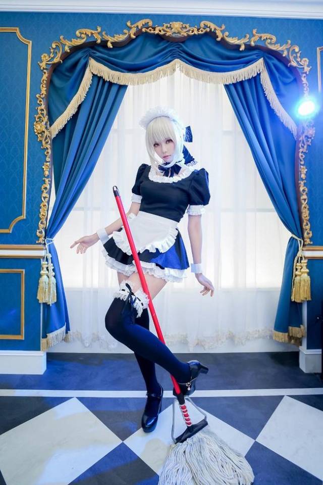 cos:白丝女仆saber,正在努力打扫家中卫生.