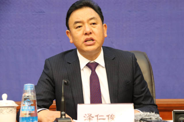 图为新闻发言人:昌都市人民政府副市长,政府新闻发言人泽仁俊美