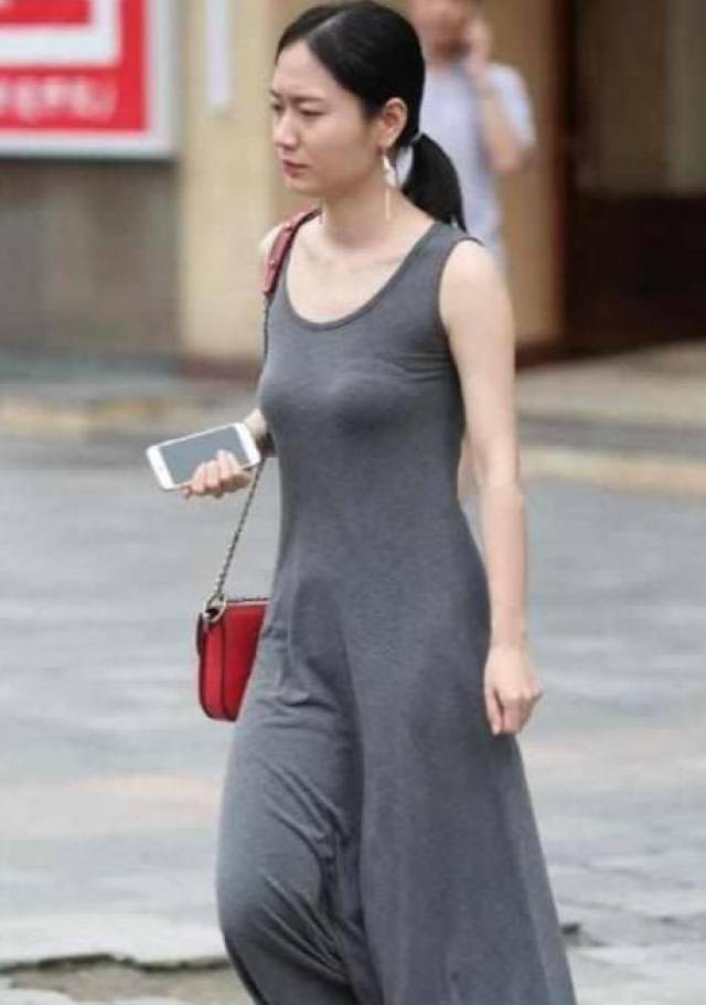 美女身材高挑,黑色吊带长裙展现丰腴身材,展现成熟魅力!