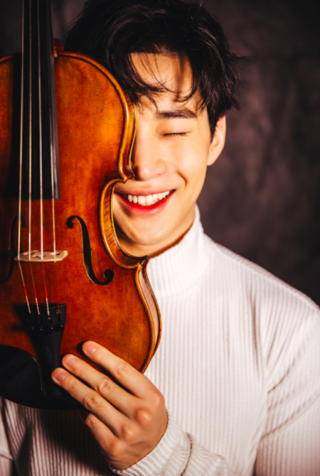 的暖冬写真,在纯白针织高领衫与小提琴丰润质感的衬托下,自带男神光环