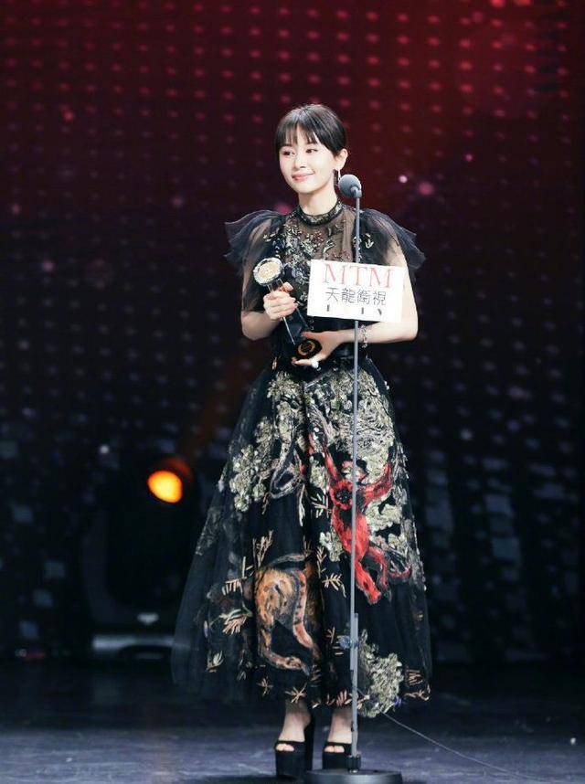 王子文黑色旗袍,成熟过头,网友:好像48岁老阿姨!