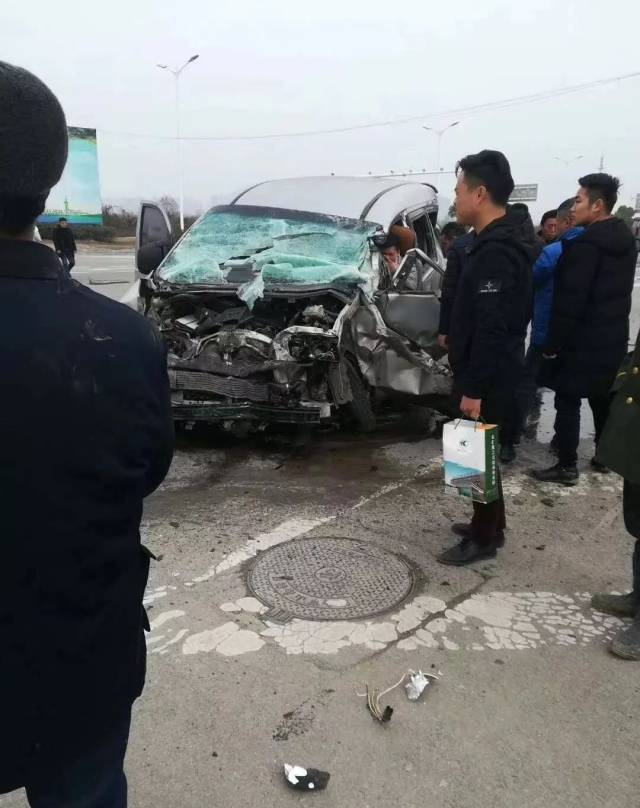 淮南山南英伦联邦发生一起事故,车头严重变形
