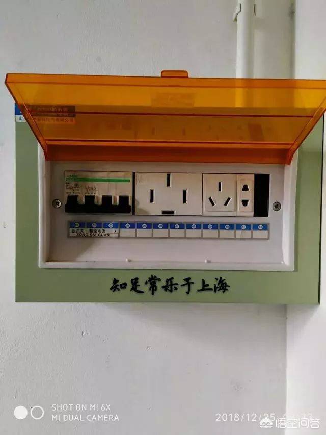 一个电箱接两个插座怎么接好?