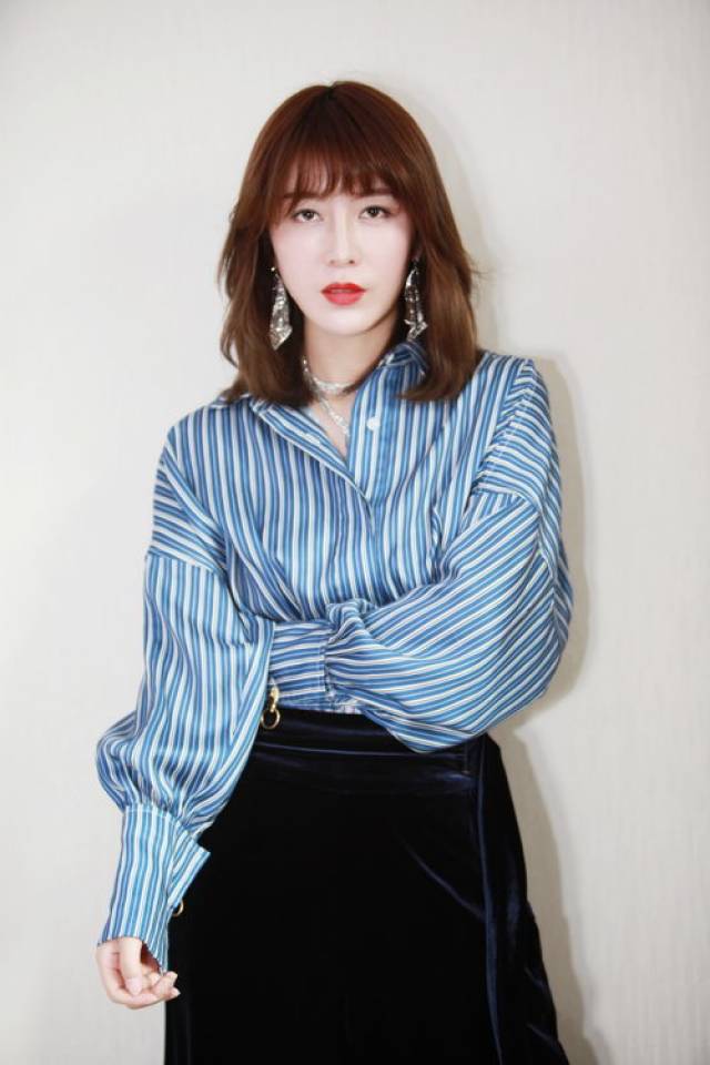 桂莹莹全新写真来袭 知性风格疑似转型