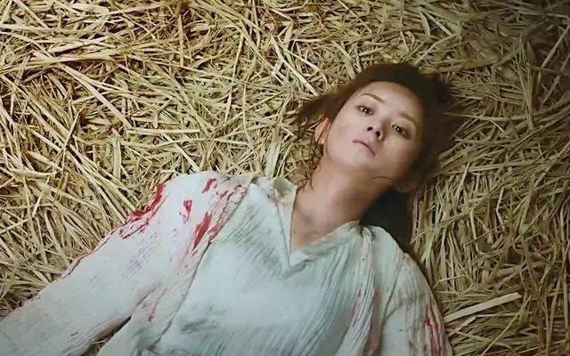 女星古装遍体鳞伤,杨幂身中多刀,赵丽颖被泼绝情水让人心疼!