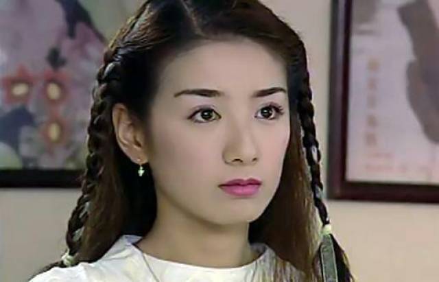 但童年的黄奕生活却不是那么幸福,小时候的她从没享受过父母给与的爱
