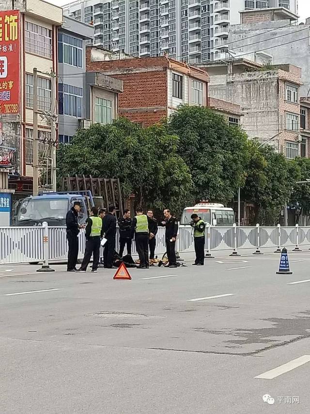 今天下午,平南巴黎城门口路段一老人突然倒地不起