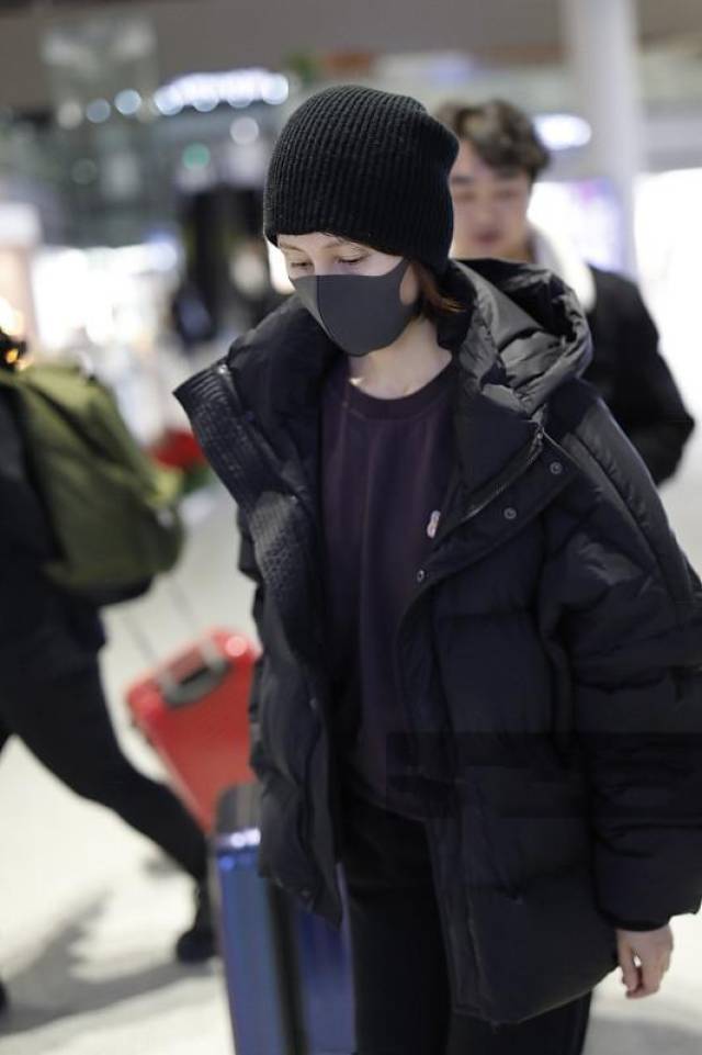 袁泉就是有这个本事,羽绒服搭雪地靴都能穿出高级感!