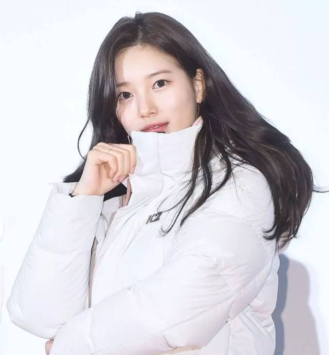 穿着厚厚的羽绒服,圆脸就很容易给人"胖子"的印象,果然冬天是长膘的