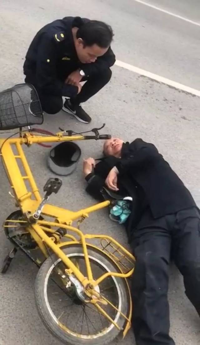 今天下午,平南巴黎城门口路段一老人突然倒地不起