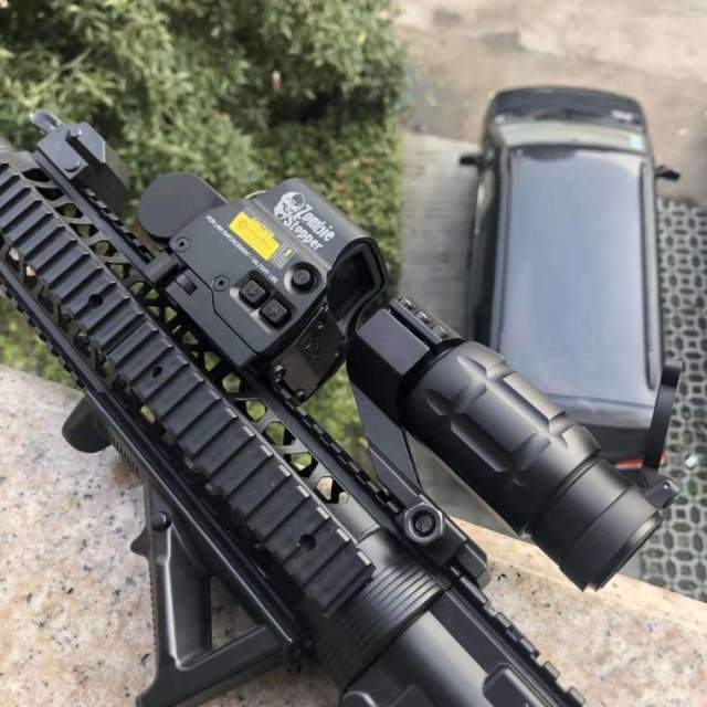 如果绝地求生出这个就好了,以后只带一把m16也能在一倍和高倍之间快速