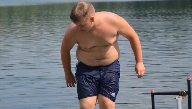 220斤胖小伙因赘肉苦恼不已,健身3年变成肌肉男,成为励志偶像!