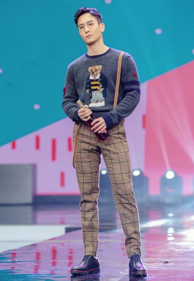 盛一伦的身高有1米8,算是比较出挑了,而且颜值又高,所以平时的穿搭