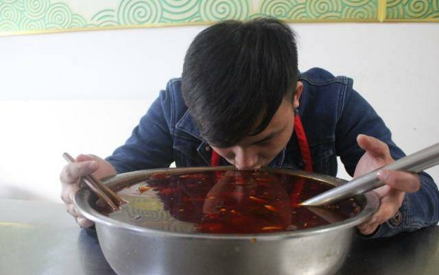 又一个大胃王,男子吃饭嫌碗太小,直接用盆吃麻辣烫