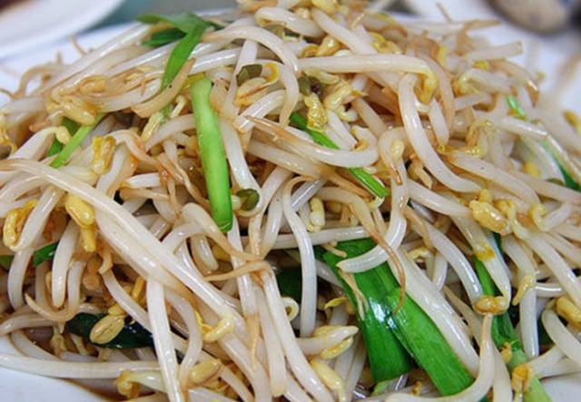 绿豆芽这么吃最有营养,每次做一盘,家里人都喜欢吃,营养又不贵