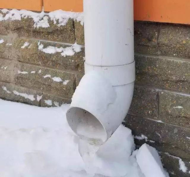 事后,当发生管内结冰时,用工业盐或融雪剂塞入管内,融化后按事前的