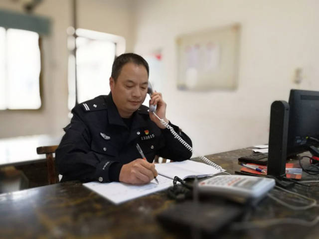 警察黄其焕:主动当人质受26处伤,成感动中国候选人