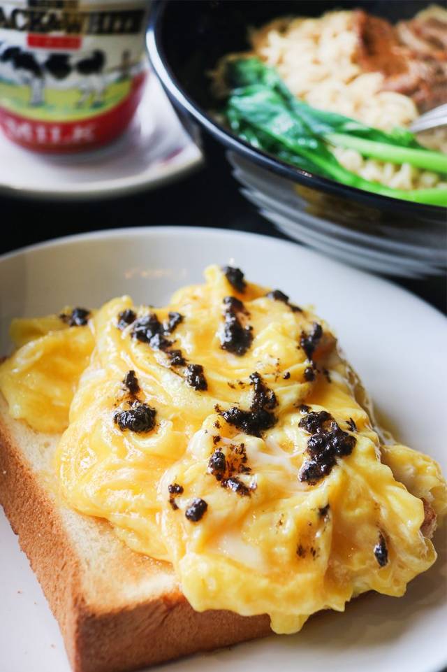 西多士是香港常见的点心,但有点意外这份 【黑松露滑蛋多士】竟是咸的