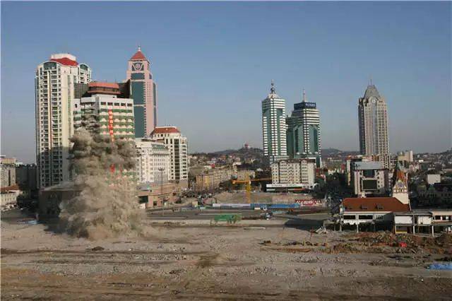 56 这是青岛火车站改造中 最大的拆除工程 也是全国爆破楼层最高的
