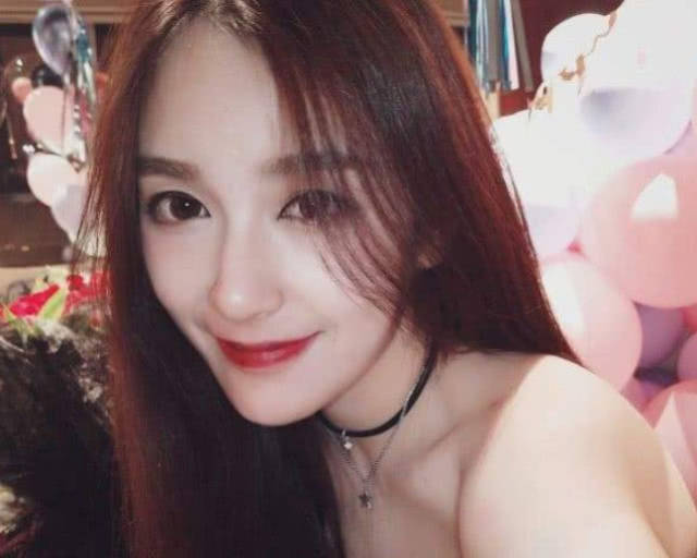 电竞女神rita商场买鞋当露出脚的瞬间网友比我还大