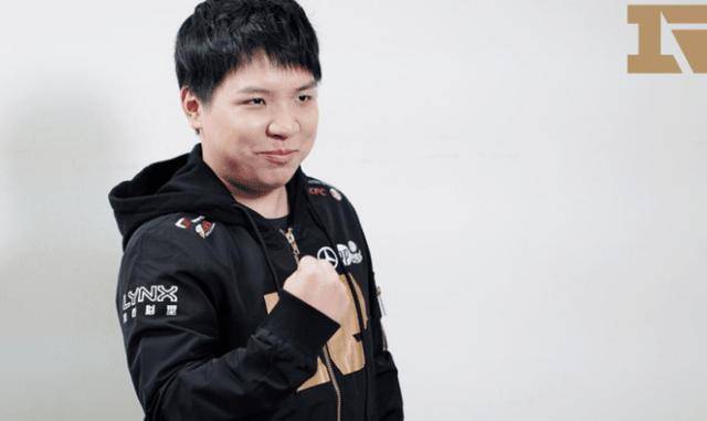 rng晒队员定妆照,看到letme很欣慰,姿态确定断开连接