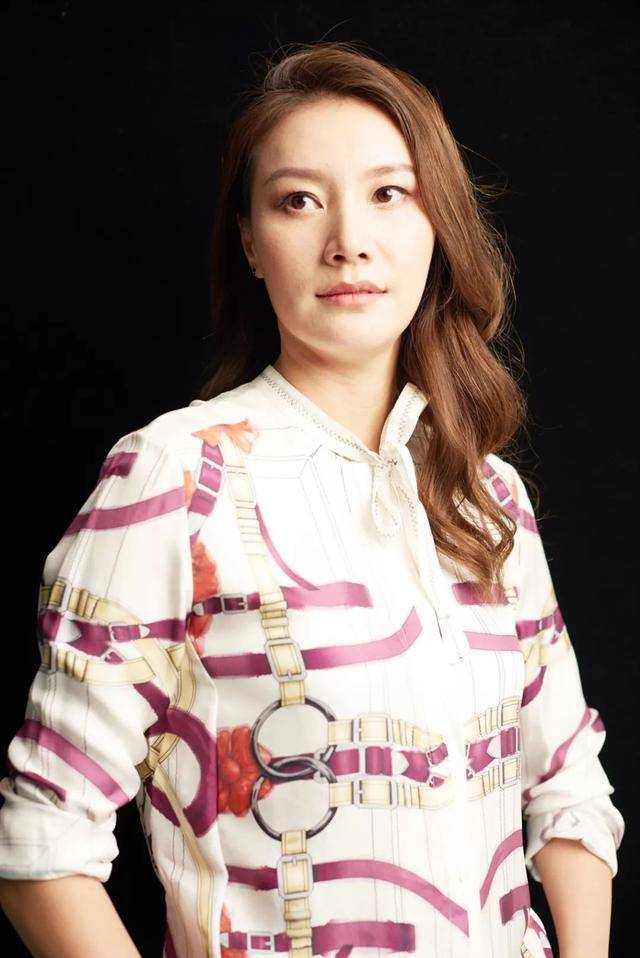 谢杏芳最新写真大片曝光:肤白貌美风情万种,37岁仍明艳动人!