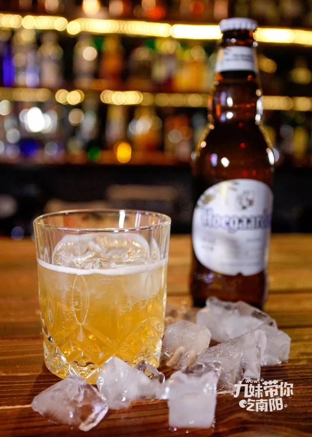 藏着200 进口啤酒的成都小酒馆,凌晨也挤满了小姐姐