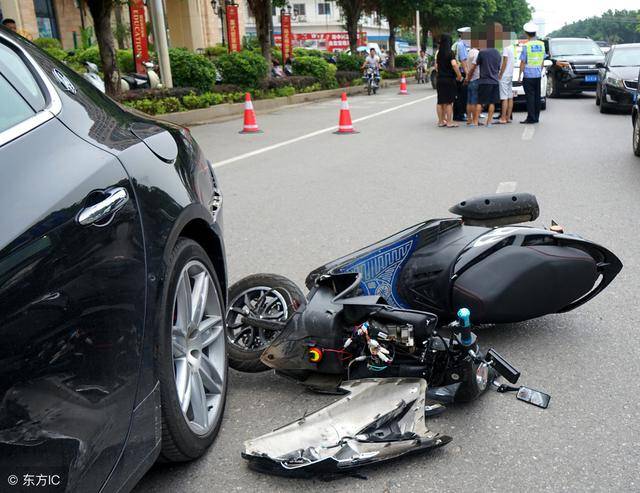 老司机与车祸的gif动态图:牛人骑摩托车过马路,最后真是醉了