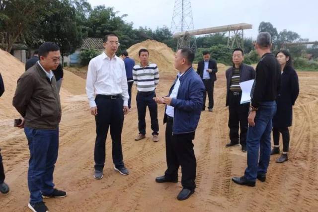 美兰区委副书记,区长周健带队实地调研推进非法采砂整治,打黑除恶等