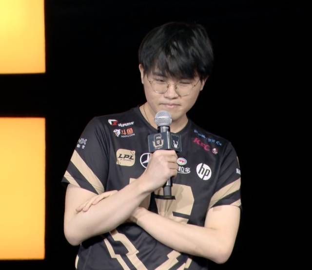 rng六周年:lpl003号选手姿态含泪退役,再见刘志豪!