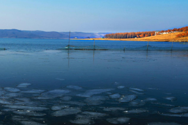 讷河市湖区东侧大架山的尼尔基斯湖景色区内,景色区以尼尔基水库为