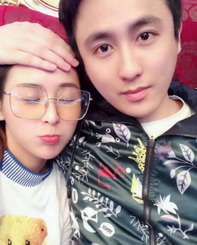 散打哥老婆晒奢侈品,一个钥匙扣要两千块,真真姐:挺实惠的!