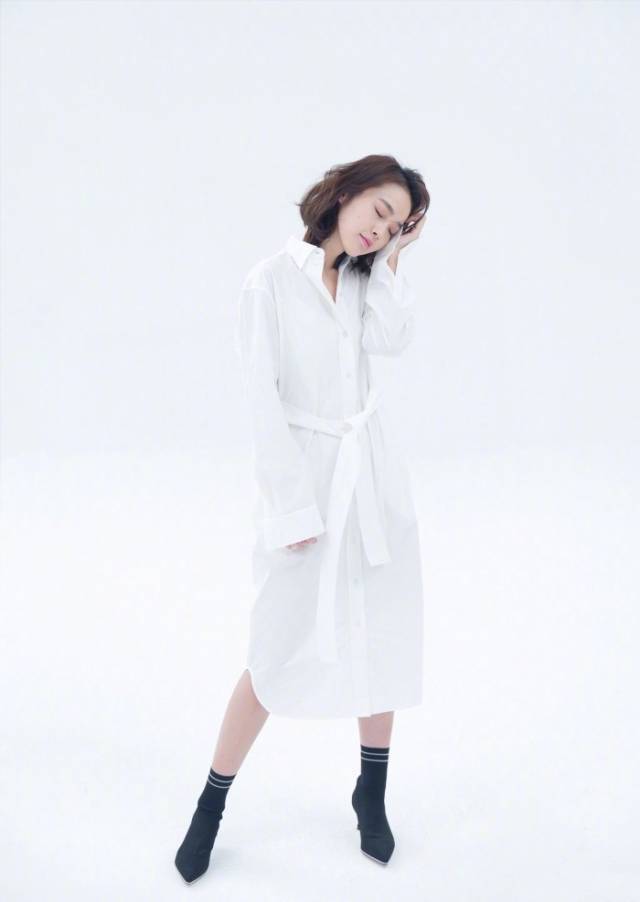 张佳宁蓝色衬衫搭配高腰黑色伞裙,成为寒冬里的一抹亮丽风景