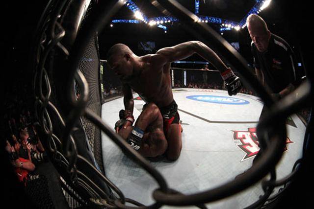 狼人职业生涯击溃过很多名将,如曾抱摔撞头菲多的怪力男,ko菲多的