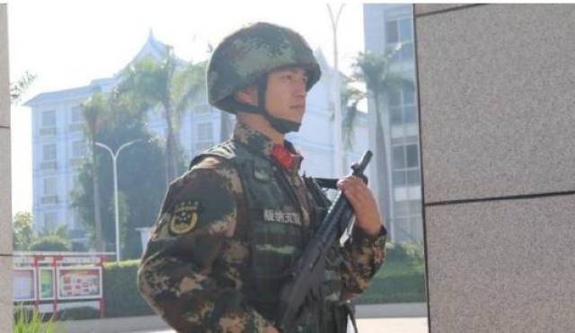 中国哨兵站岗,为何2人仅1把枪?只因20多年前的"教训"太惨重