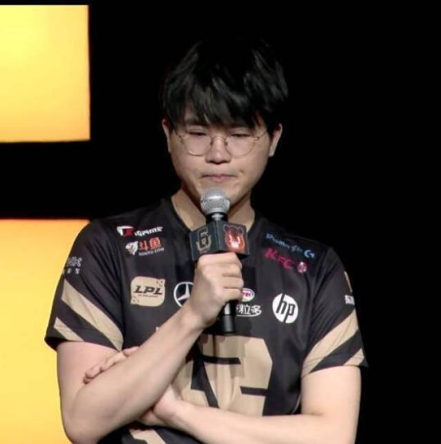 英雄联盟:姿态宣布退役,感动寄语rng,003号泪洒舞台!_手机搜狐网