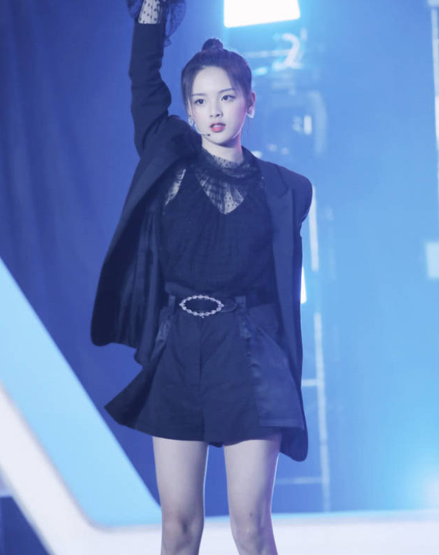 杨超越锦鲤在此、制服诱惑热舞性感撩人