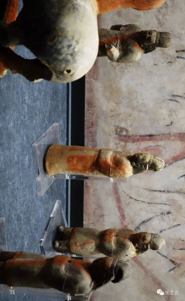 鲜卑衣冠:琅琊王展中的鲜卑鸡冠帽与风帽