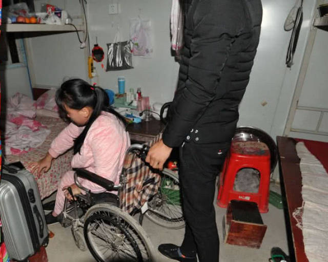 搬砖哥迎娶小儿麻痹妻子8年无子是个痛丈夫五字感动众人