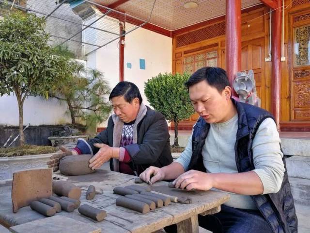 沿袭传统制作工艺的同时,郜金福也融入了自己丰富的想象力,将瓦猫简单