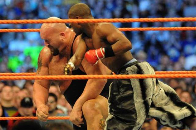 wwe最划算的一锤子买卖!200万请来梅威瑟,大秀哥被打掉牙