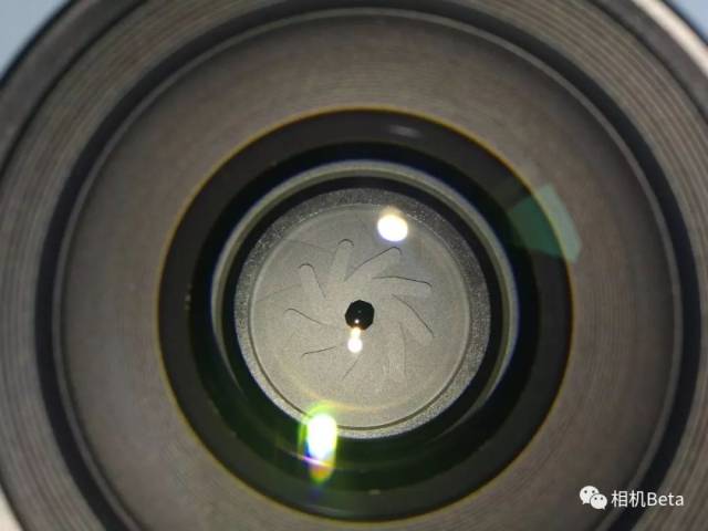 9片光圈叶片,后面大家可以看到这款镜头在不同光圈下光斑的变化.