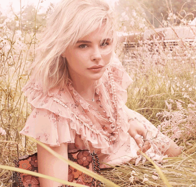 当很多女生还在抢购包包的时候,克洛伊已经开始推荐他们家衣服和配饰