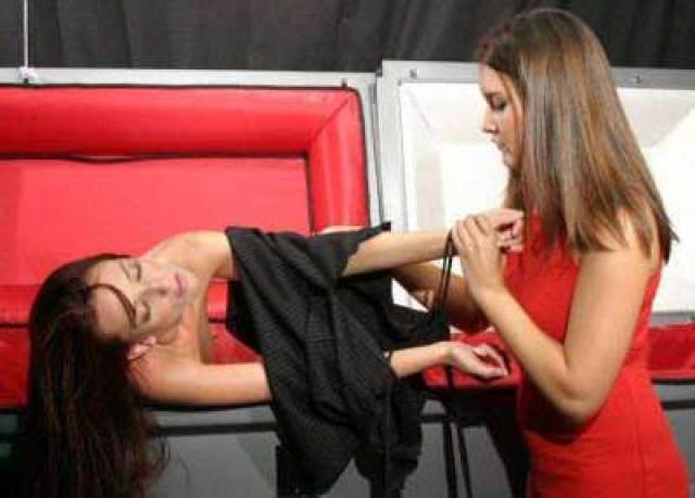 胆小慎入 为漂亮女尸换衣全过程(组图)